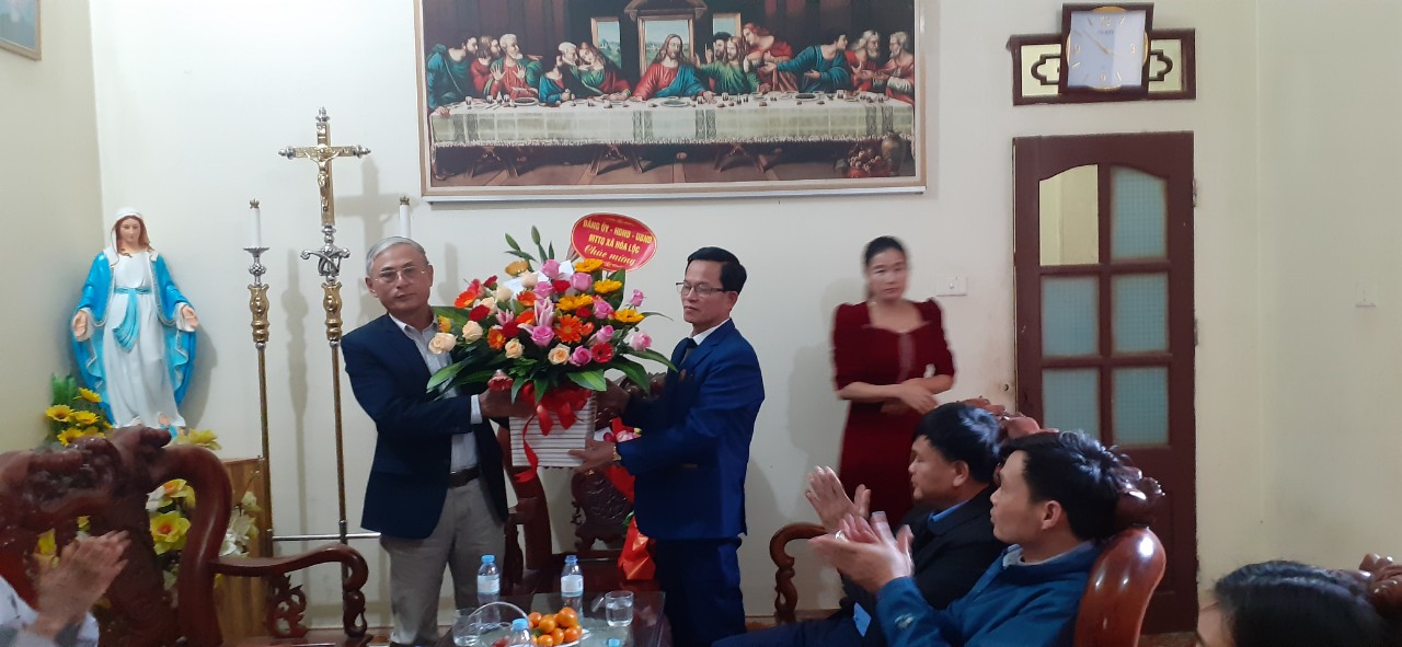 Lãnh đạo xã Hòa Lộc thăm và tặng hoa, quà động viên giáo họ , giáo dân thôn Nam Huân và thôn Hòa Phú nhân dịp noel và lễ giáng sinh năm 2022.